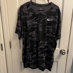 Nike Men's Gray and Black Camo Tee